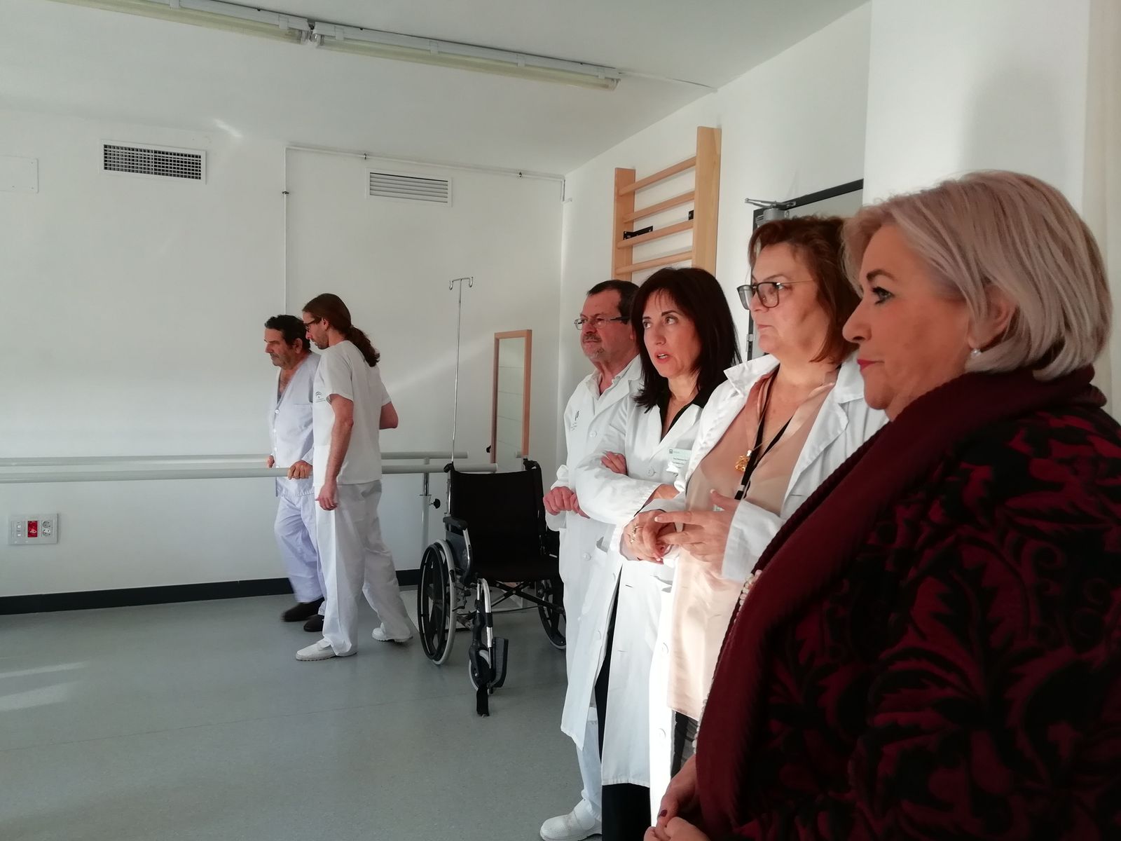 Manuela Caro y Paloma Hergueta en la sala de fisioterapia del Infanta Elena.