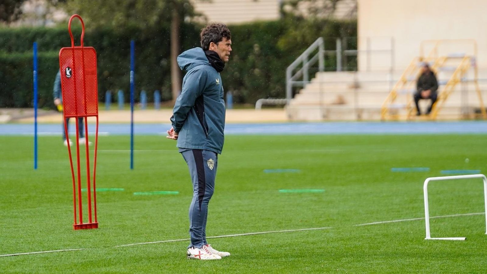 El preparador catalán observa a los suyos en una sesión en el Anexo.