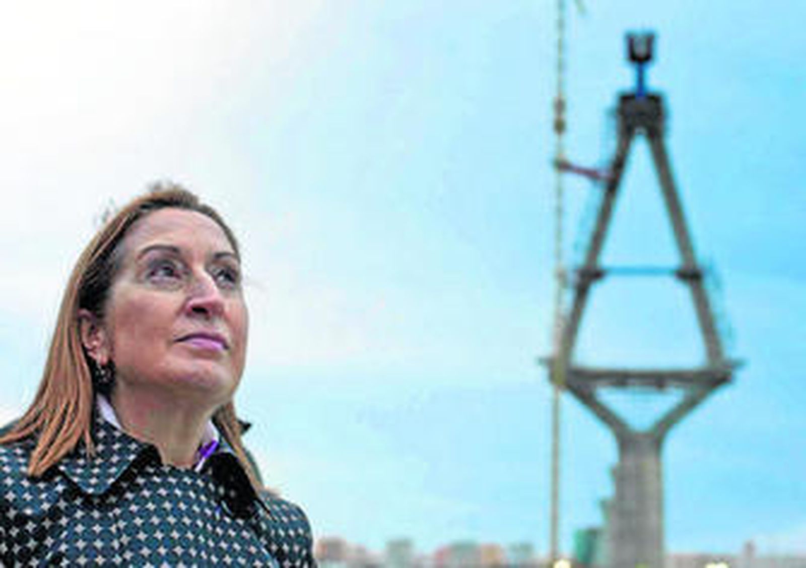 La ministra de Fomento, Ana Pastor, en una de sus visitas a Cádiz con la obra del puente al fondo.