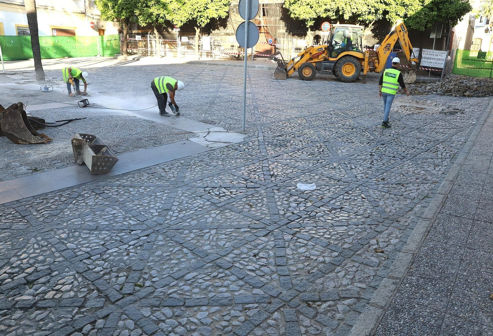 Trabajadores en las obras que se ejecutan en la plaza del Mercado Trabajadores en las obras que se ejecutan en la plaza del Mercado