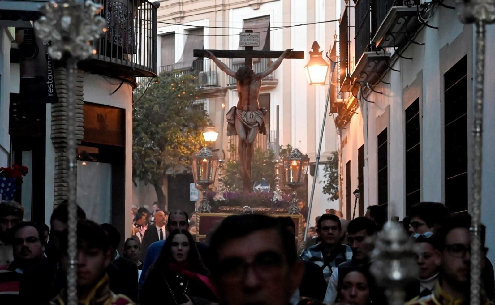 El Cristo de la Piedad preside el vía crucis de las cofradías, en imágenes
