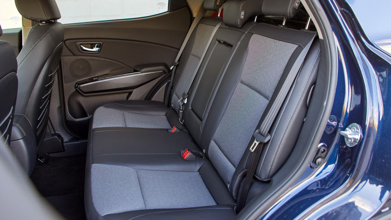 No sobra anchura si van a ocupar este espacio tres personas, pero sí hay altura más que suficiente. La cota longitudinal quizá sea poco generosa.