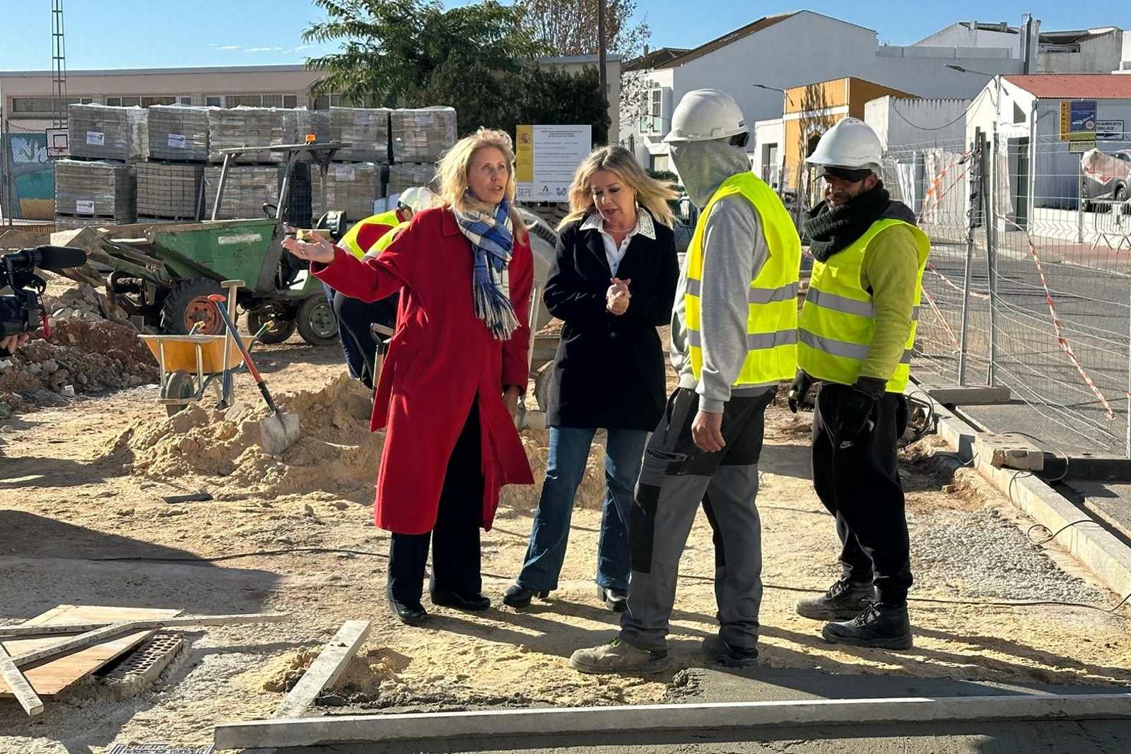 María José Rico y Rocío Cárdenas en su visita a San Juan del Puerto este lunes.