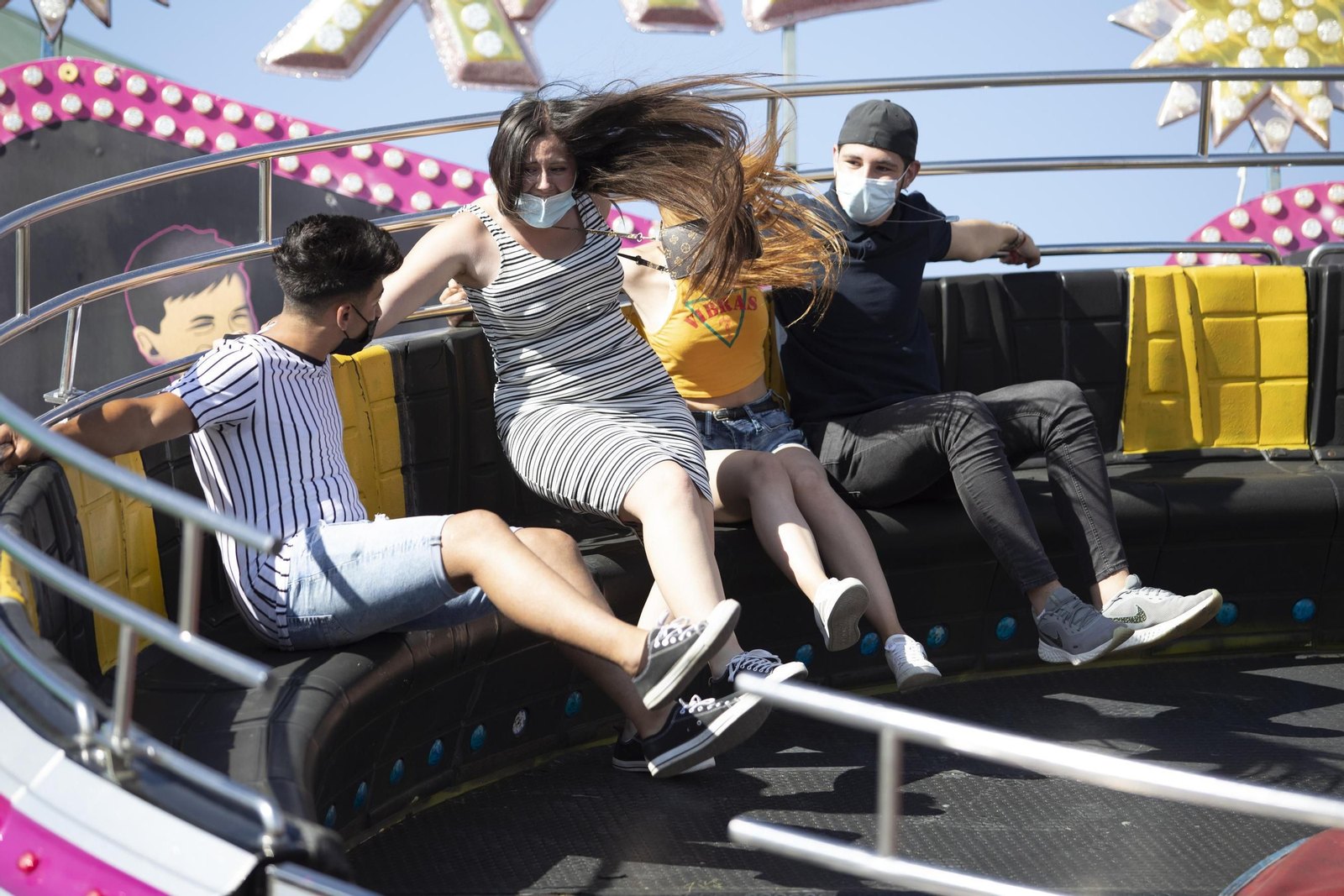 Fotos: el ferial de Granada cobra vida con los columpios