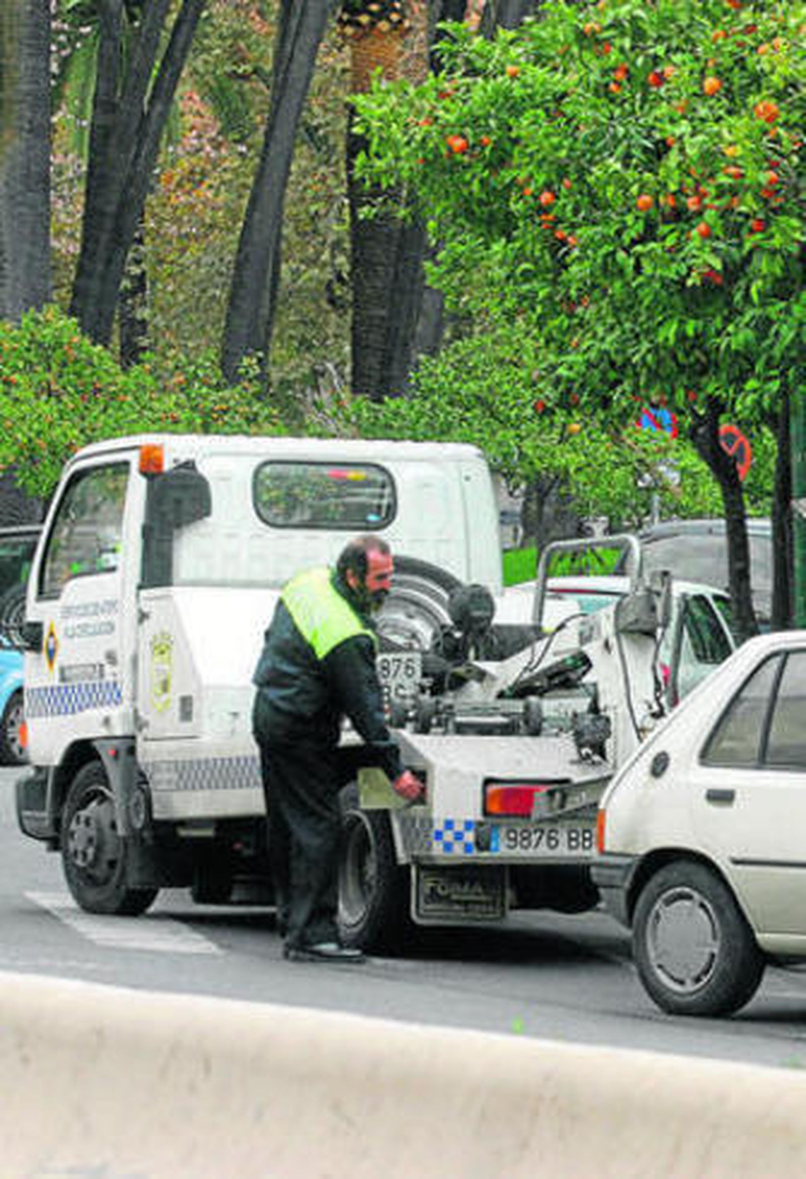 Una grúa retira un vehículo en una imagen de archivo.