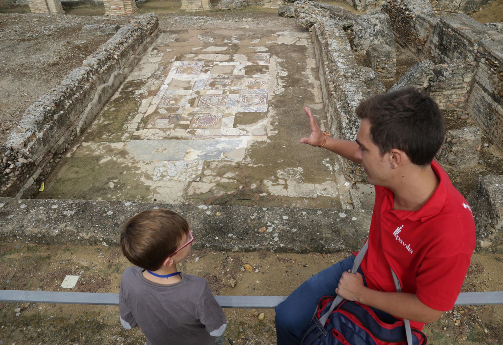 Un visitante muestra el mosaico elaborado en 'opus sectile'