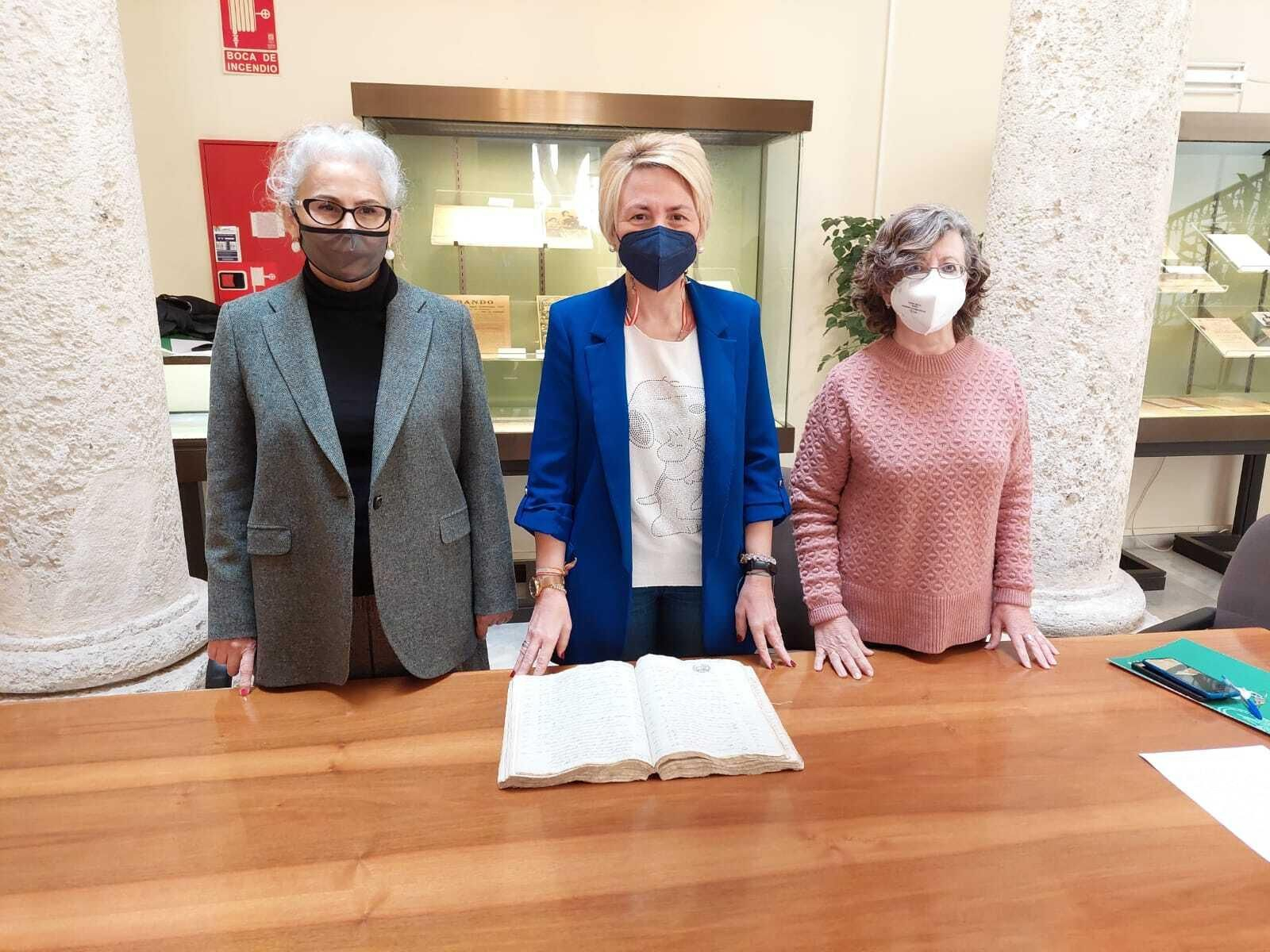 Carmen Aldehuela Serra, Eloisa Cabrera y María Luisa Andrés en el Archivo Histórico Provincial.
