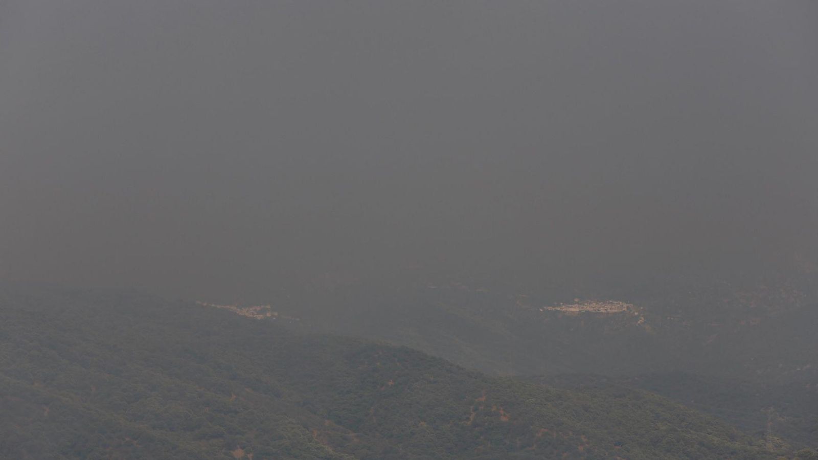 El espeso humo en la zona, que dificulta la visibilidad. El espeso humo en la zona, que dificulta la visibilidad.