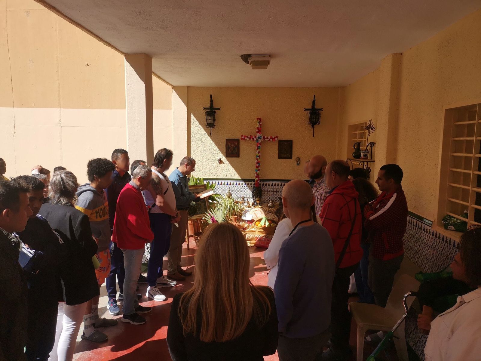 El capellán bendice la Cruz de Mayo de 'El Acebuche'.