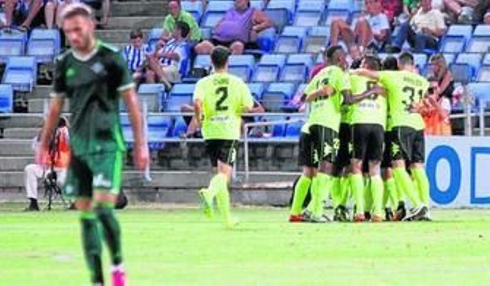 Rodri celebra su tanto con sus compañeros en el Colombino.