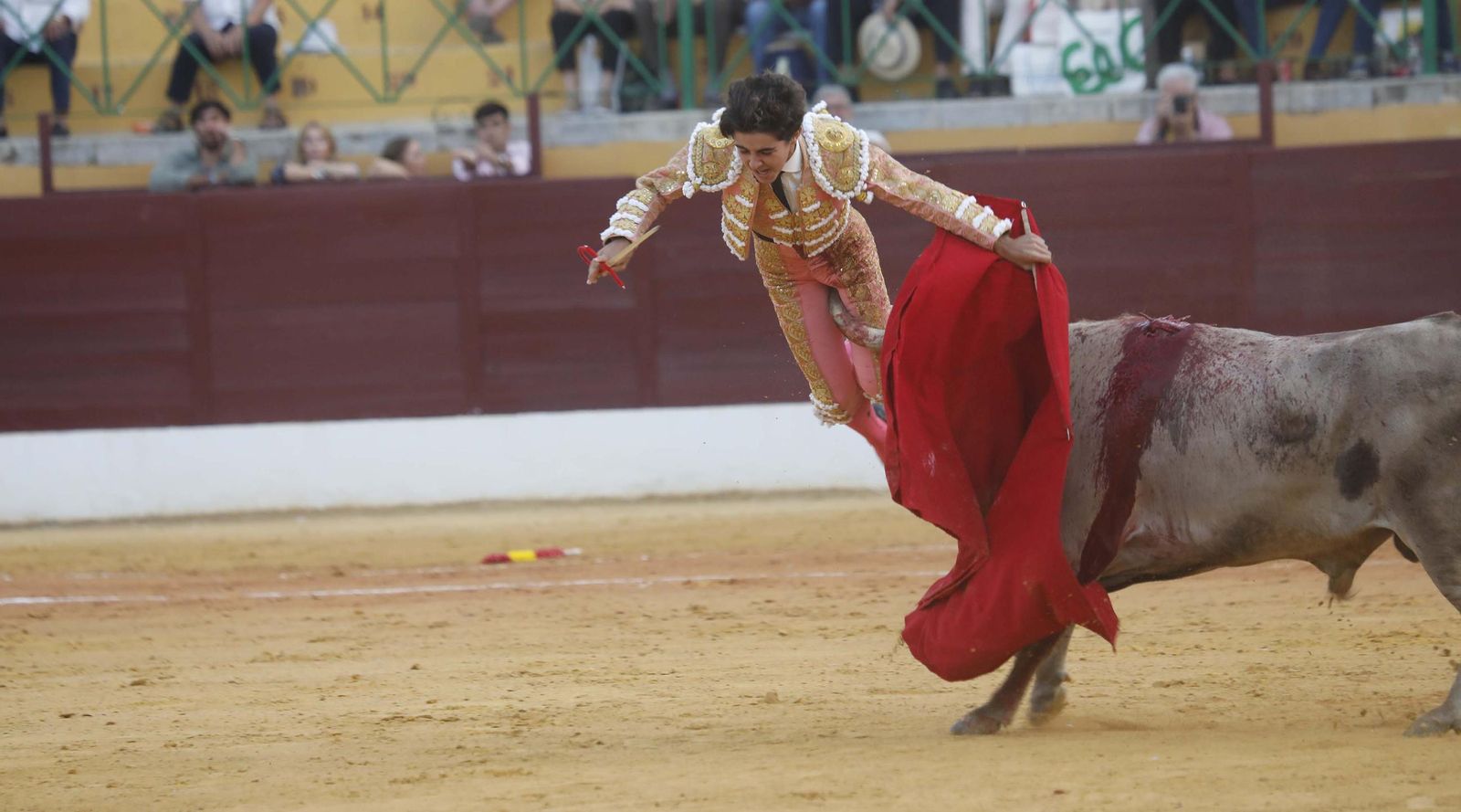 Fotos del triunfo de Manuel Roman y Javier Zulueta con la buena novillada de Núñez de Tarifa que abrió la Feria de La Línea
