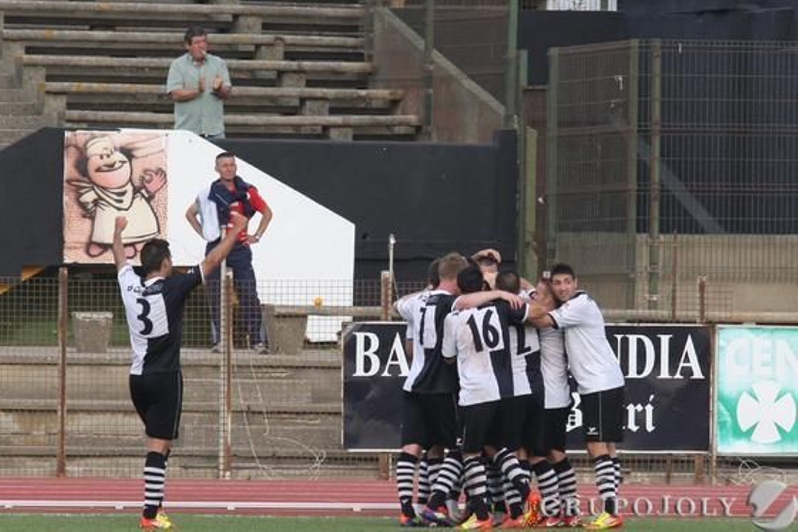 La Balona certifica su segunda posición tras el 2-0 para los blanquinegros.

Foto: Paco Guerrero