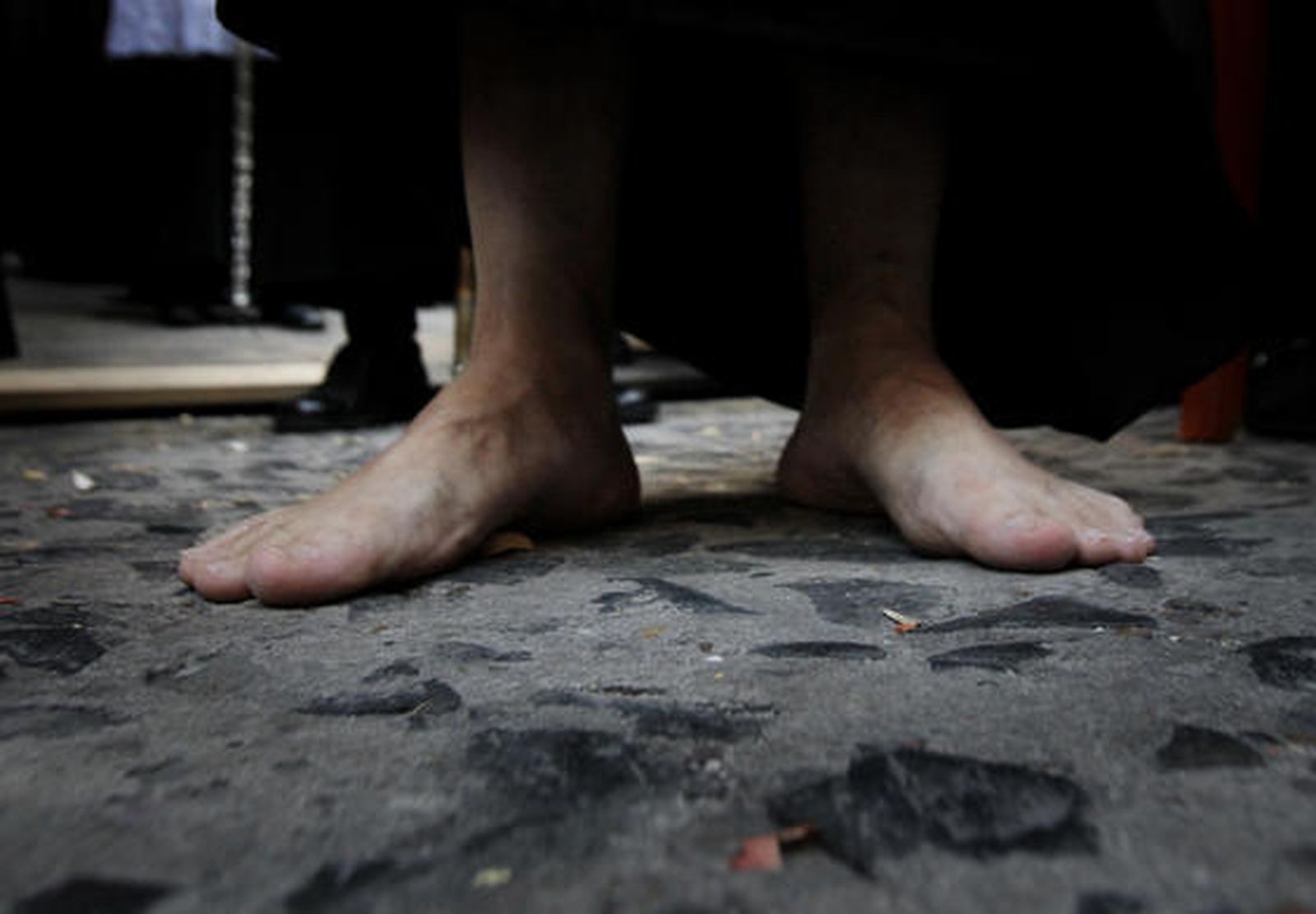 Uno de los nazarenos de La Lanzada hace penitencia descalzo.  Foto: Miguel Angel Gonzalez