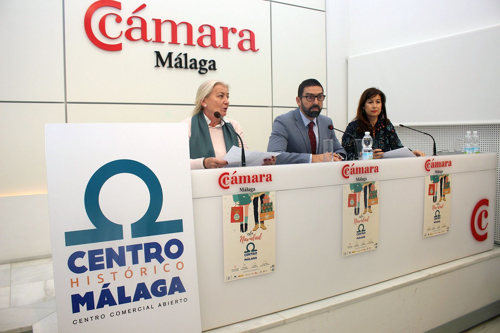Juanibel Vera, José María Gómez y Gemma del Corral en la presentación.