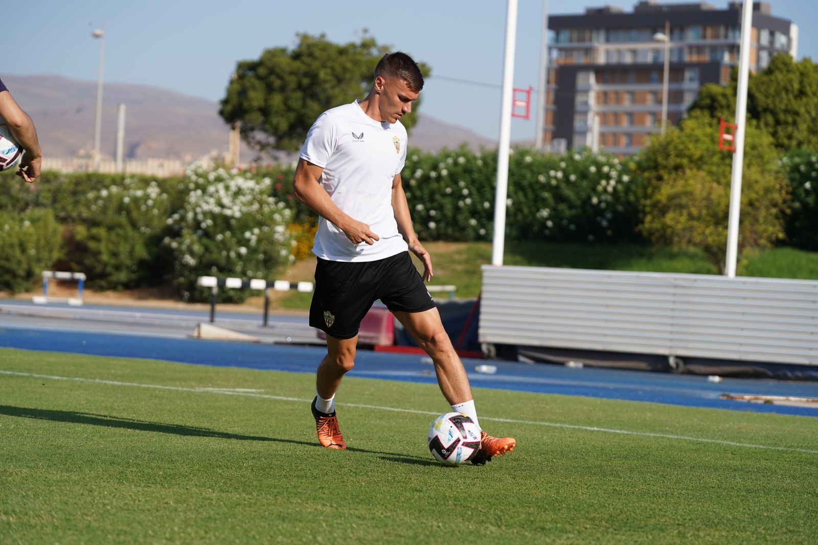 Almería y Alavés tienen un acuerdo para ceder a Maras con compra obligatoria