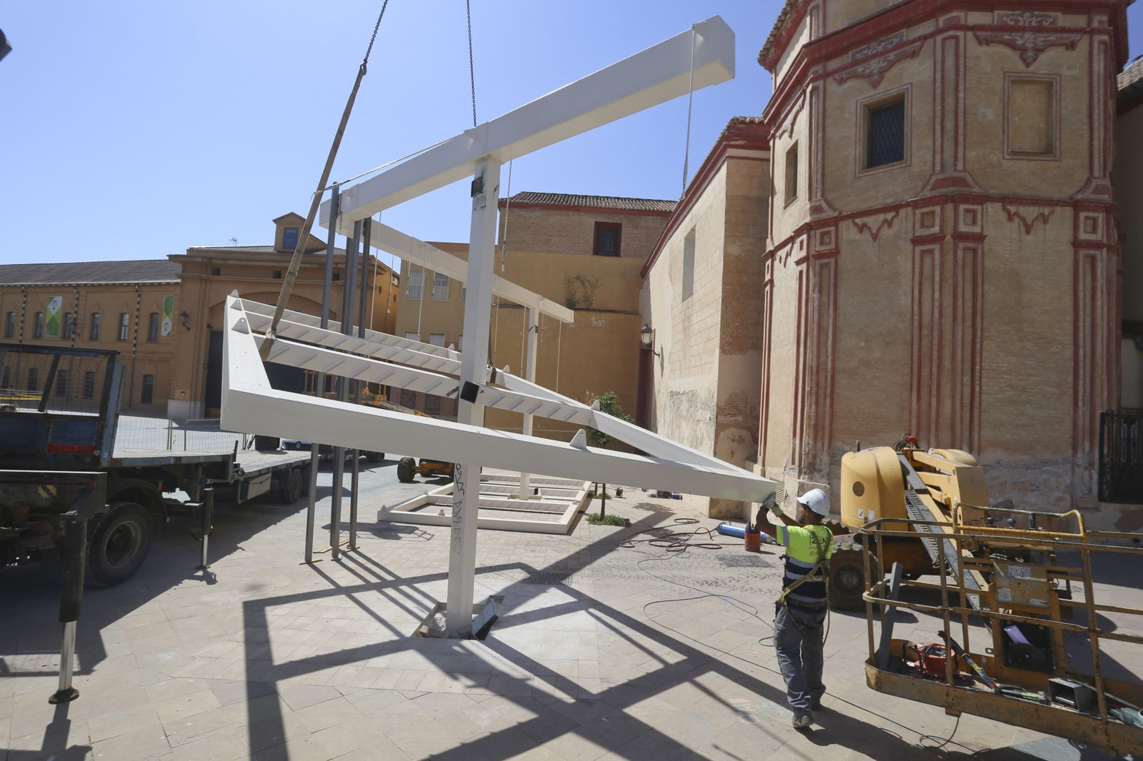 La retirada de la polémica pérgola de Santo Domingo, en fotos