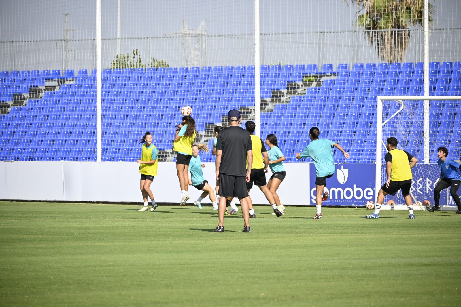 Entrenamiento del Sporting de Huelva a puertas abiertas, en imágenes
