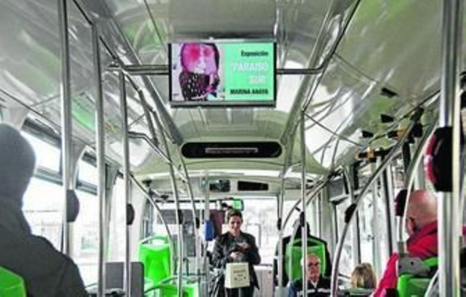 Una de las nuevas pantallas instaladas en el interior de los autobuses urbanos.