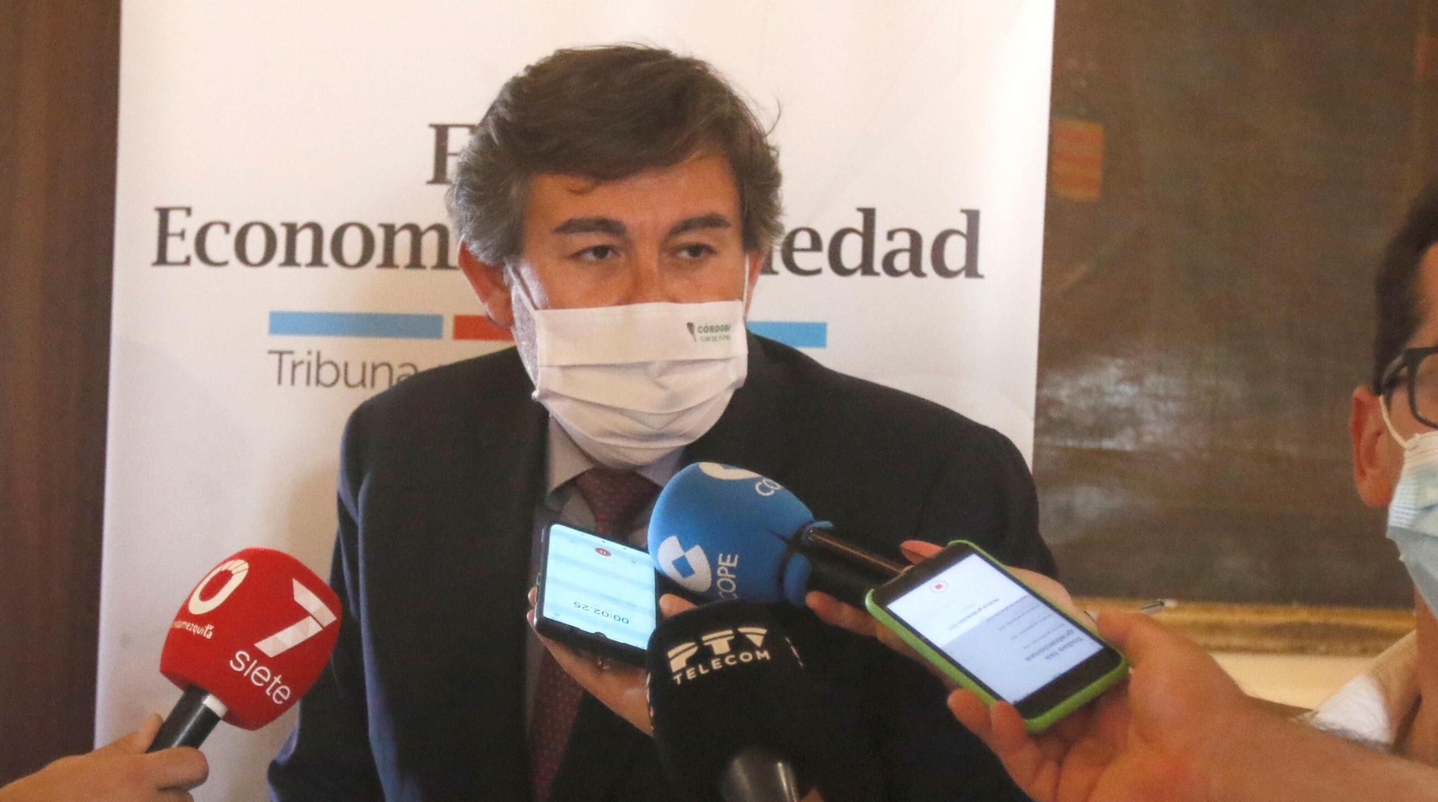 Javier González Calvo atiende a la prensa antes del acto de Asfaco. Javier González Calvo atiende a la prensa antes del acto de Asfaco.