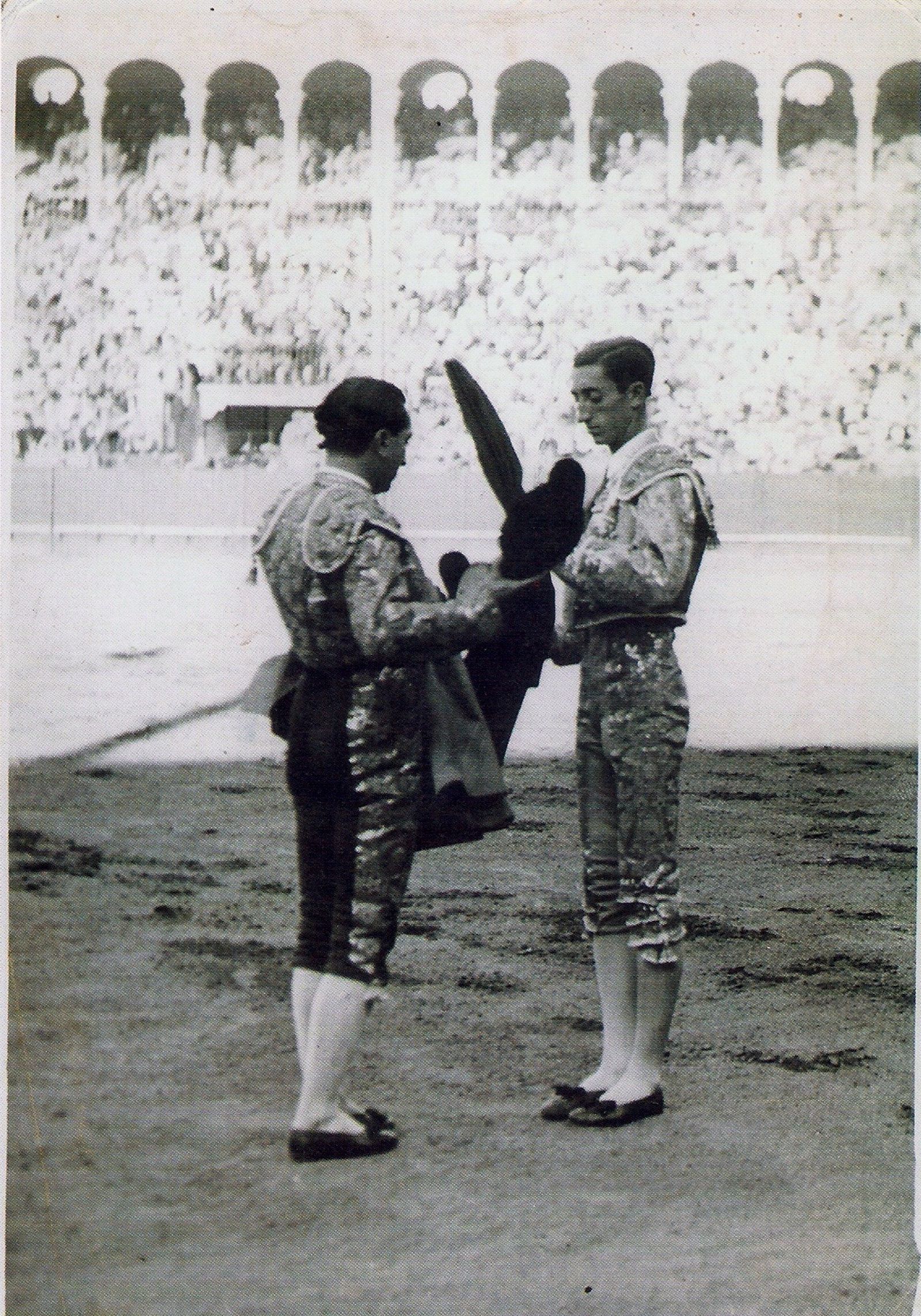 Manolete tomó la alternativa en Sevilla de manos de Chicuelo el 2 de julio de 1939.