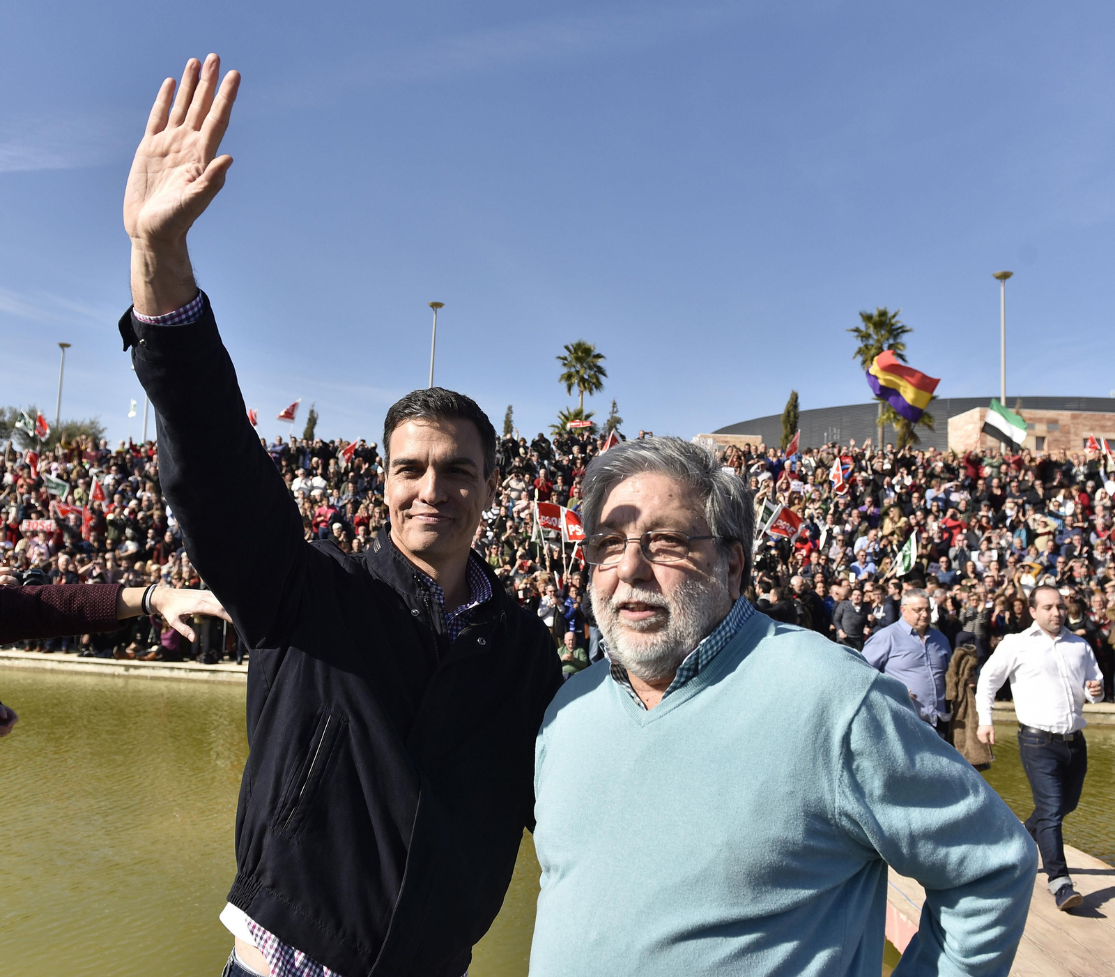 Pedro Sánchez, cuando se lanzó a recuperar la Secretaría General del PSOE, en Dos Hermanas, con Francisco Toscano.