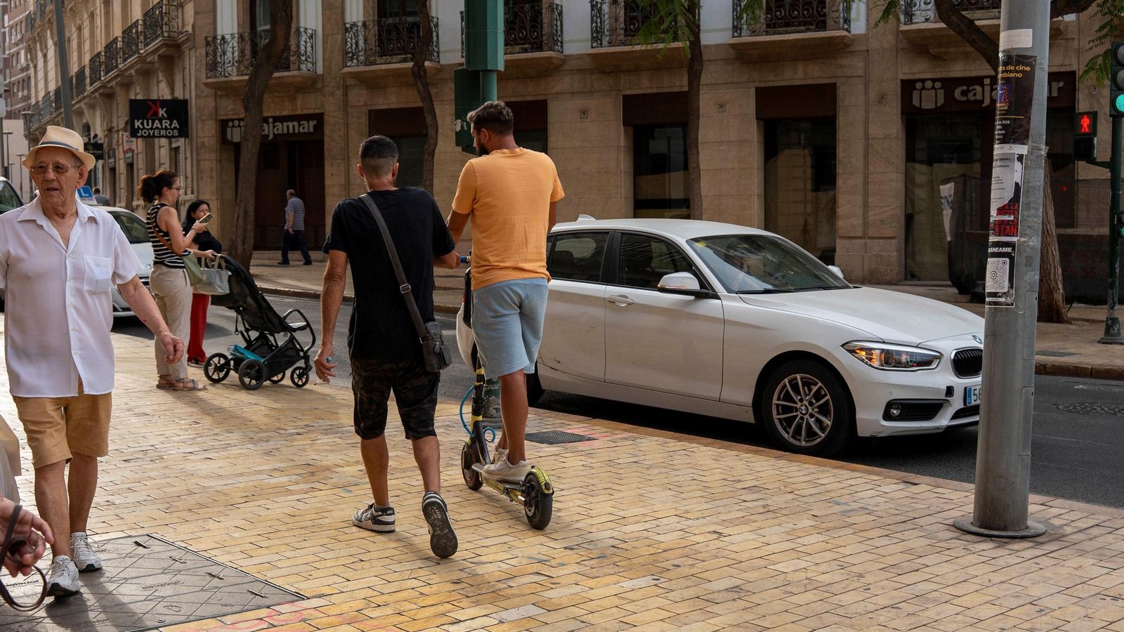 Los patinetes eléctricos tienen prohibido circular por las aceras y el incumplimiento de la normativa ha generado miedo entre los viandantes por la sensación de inseguridad