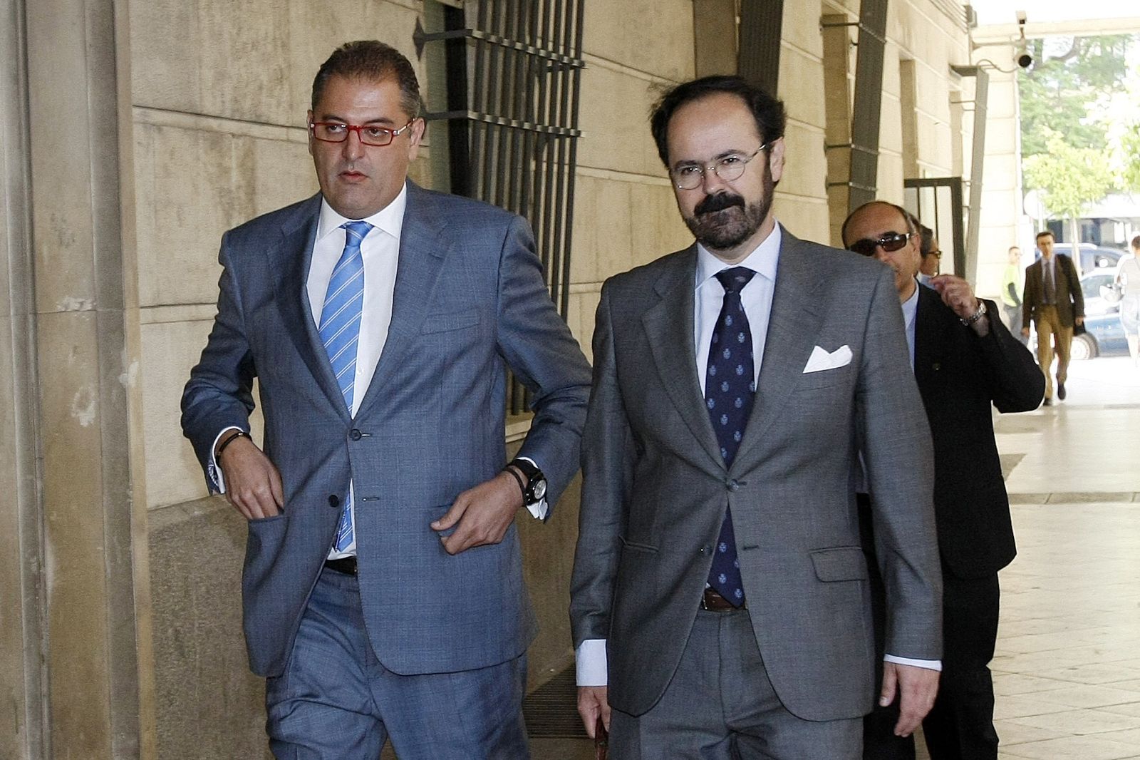 El empresario José María Sayago, con su abogado, Juan Carlos Alférez, en los juzgados de Sevilla.