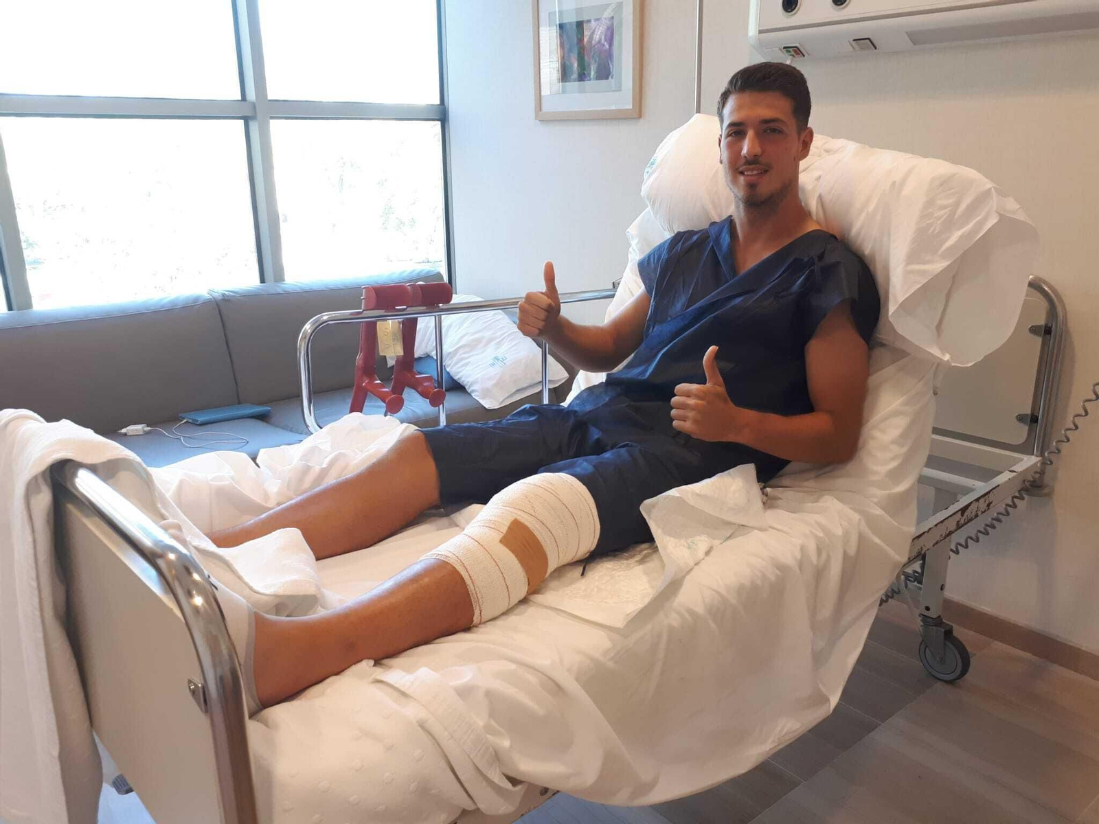 Pedro Ortiz alza los pulgares y sonríe aun postrado en el hospital.