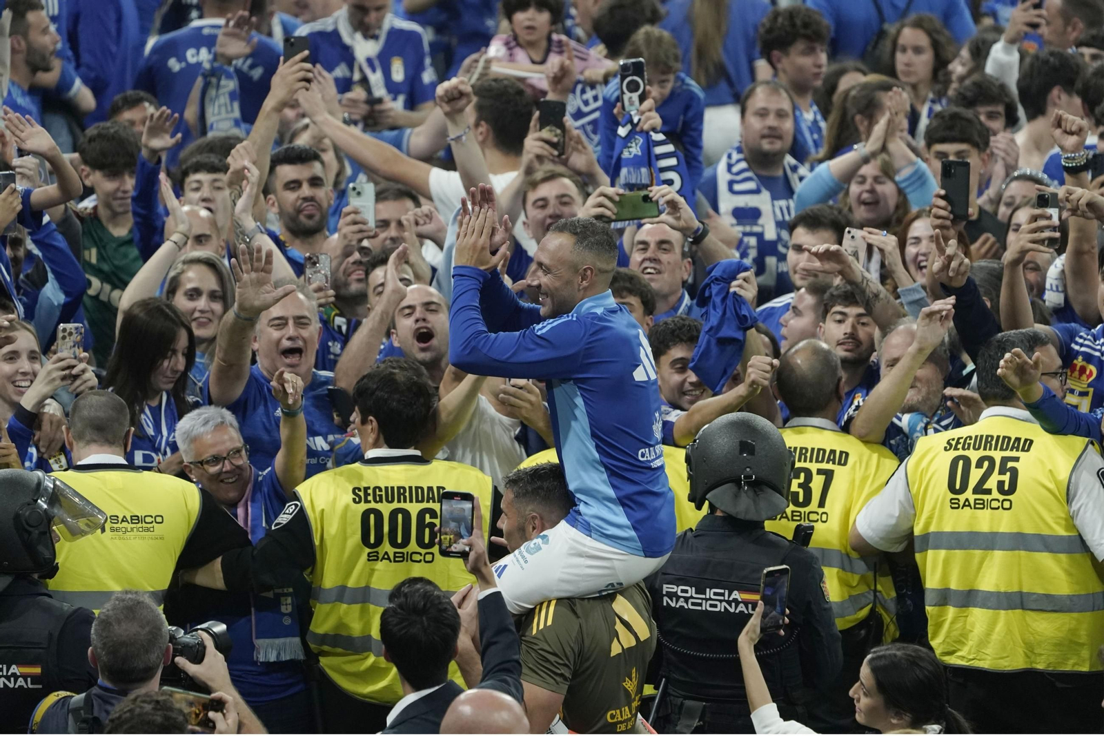 Las fotos del ascenso del Oviedo ante el Mirandés