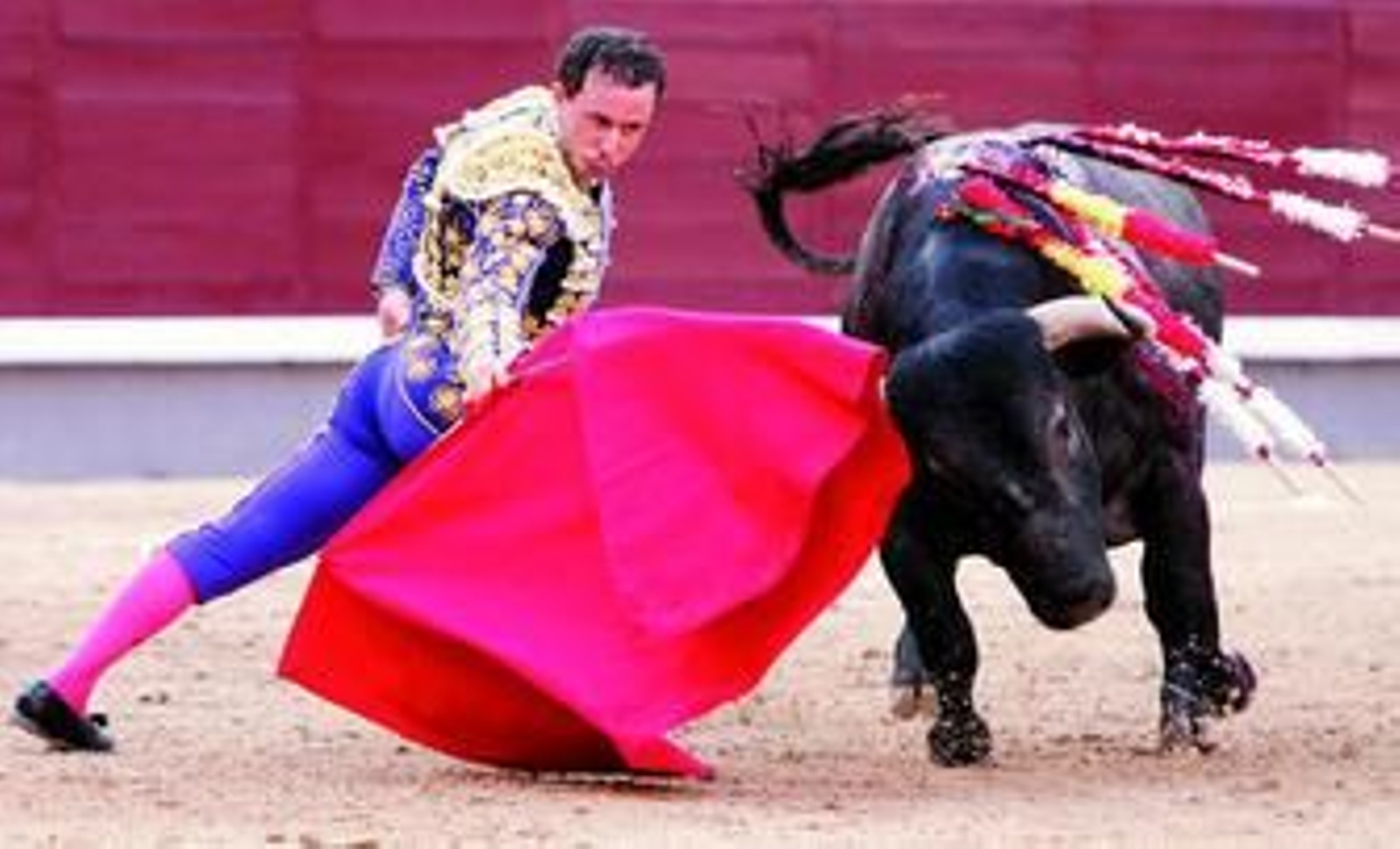 Rafaelillo, doblándose con su primero en el inicio de la faena de muleta.
