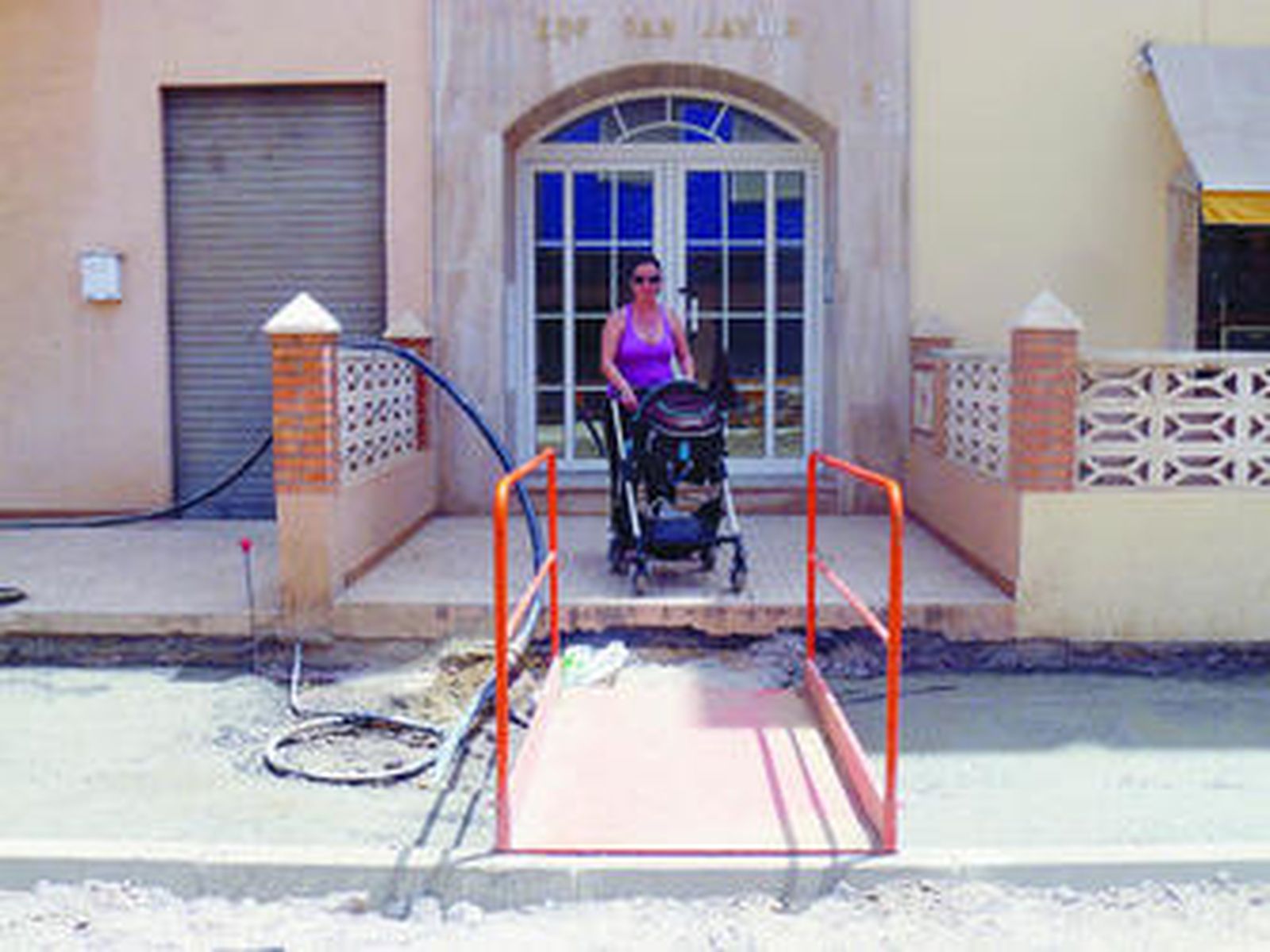 Mª del Mar lucha cada día por acceder a su casa.