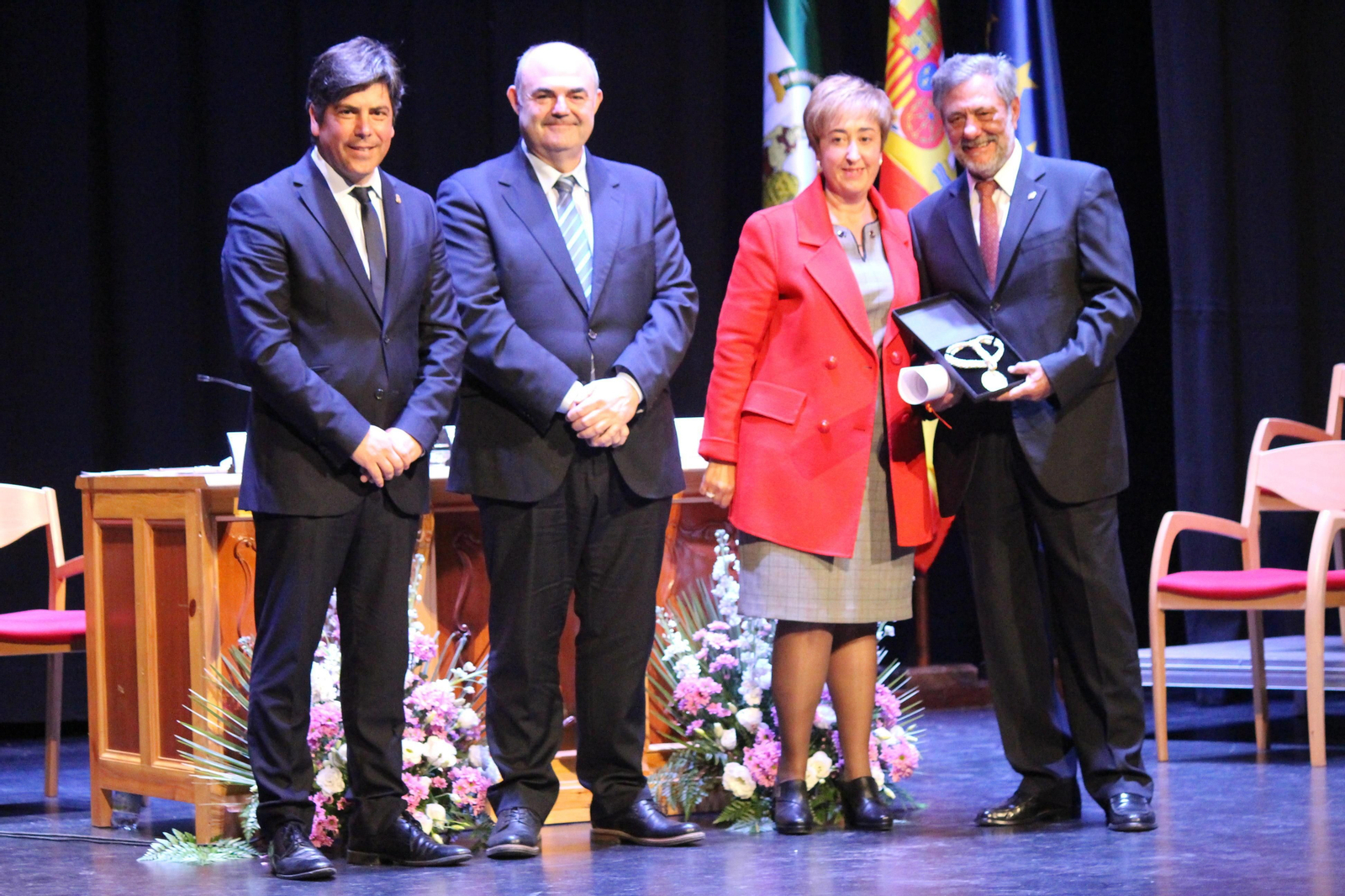 Prudencio Ostos recibe la medalla de oro de la Mancomunidad de la Campiña Sur, ayer en Montilla.