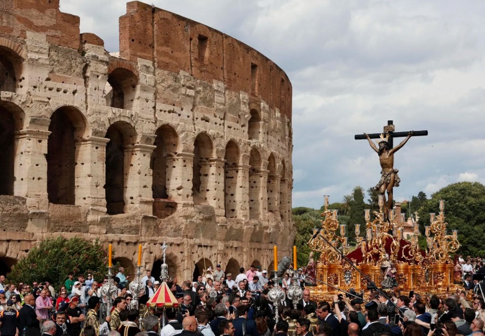 El Cristo de la Expiración por el entorno del Coliseo