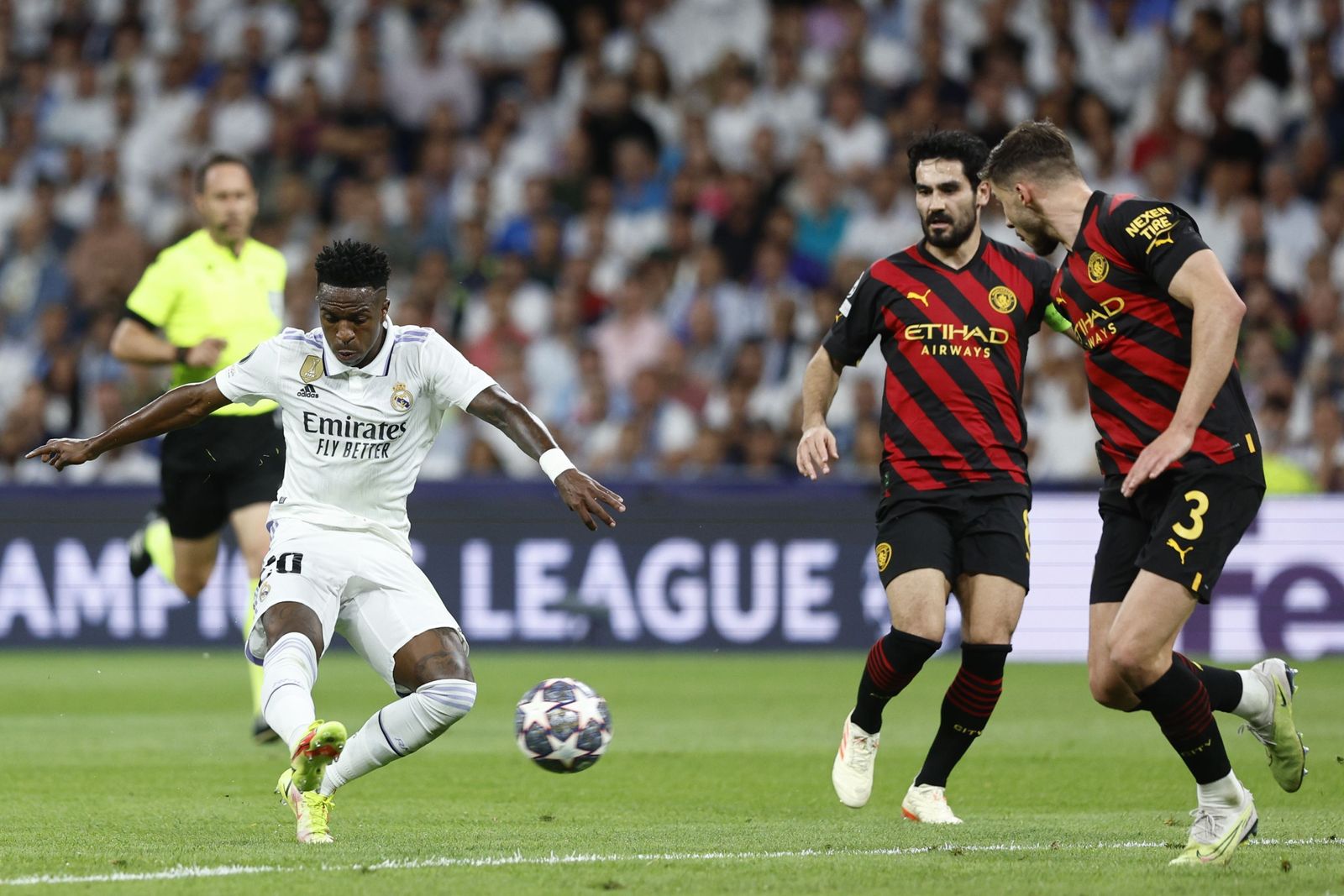 Vinícius dispara con fuerza para marcar el primer gol.