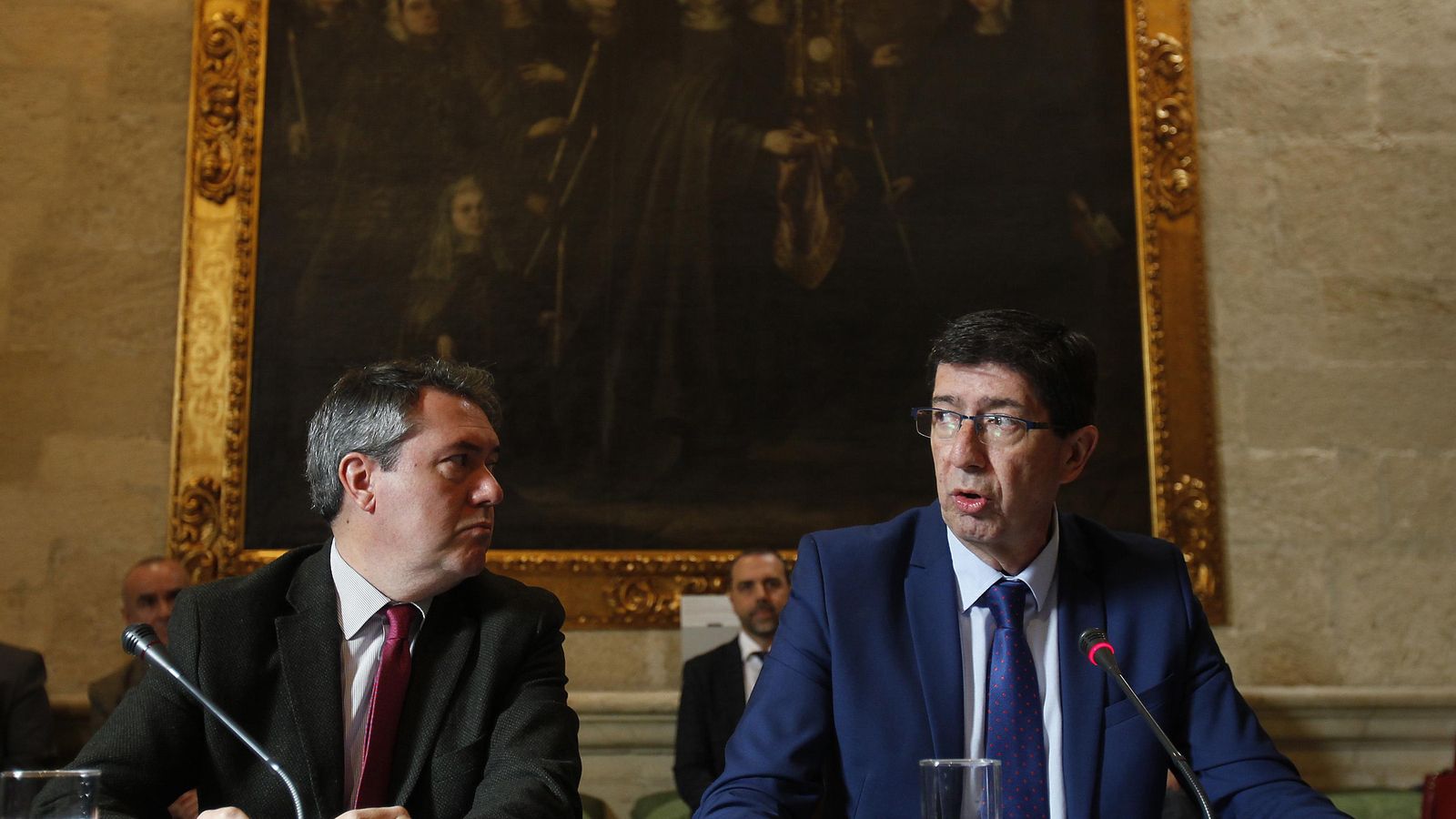 Espadas mira a Marín durante su intervención en la rueda de prensa tras la reunión de trabajo.