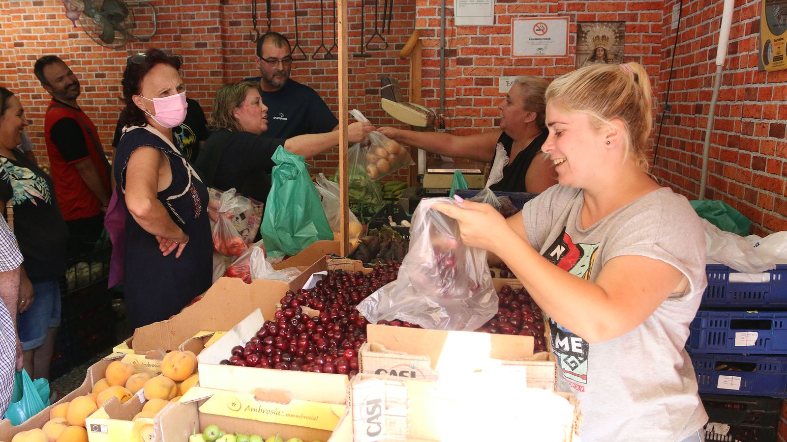 Ana, mujer de Paco, sirve unas cerezas recién expuestas a 2,50 el kilo.