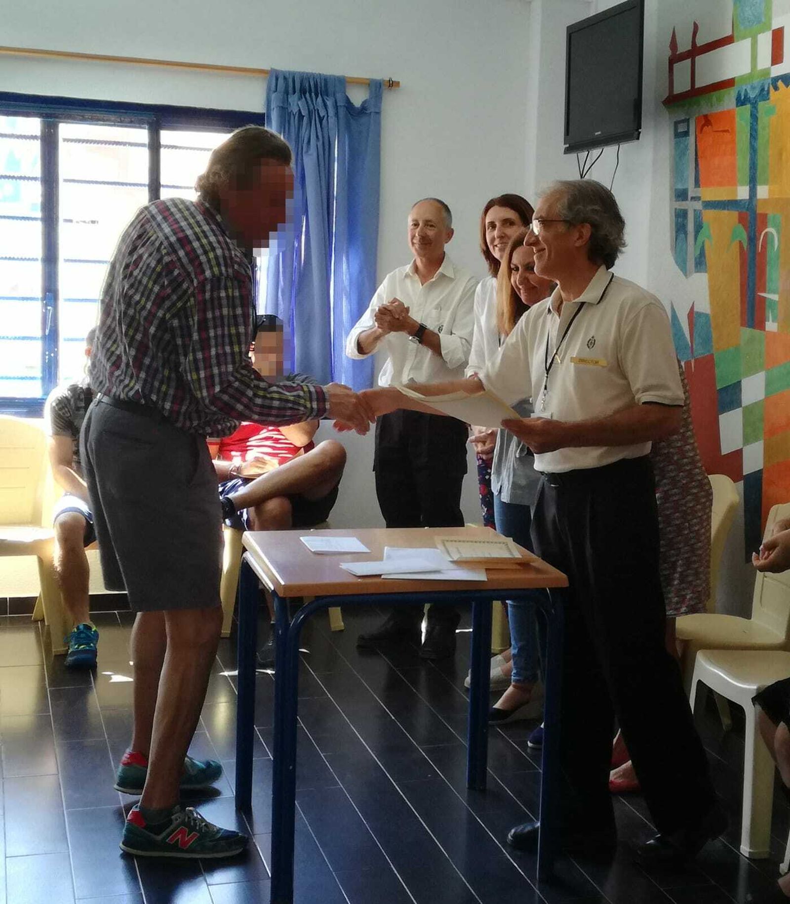 El director, Miguel Ángel de la Cruz, con uno de los internos.