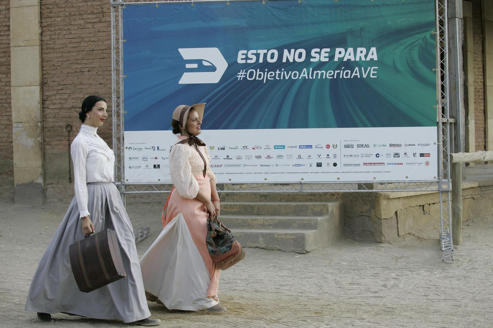 Objetivo Almería AVE ha reivindicado en el MiniHollywood la agilización de las obras de Corredor Mediterráneo