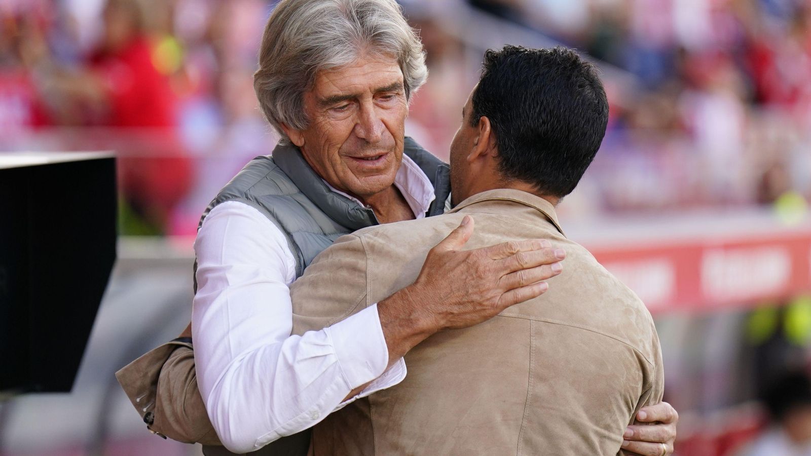 Pellegrini y Míchel se saluda al inicio del encuentro.