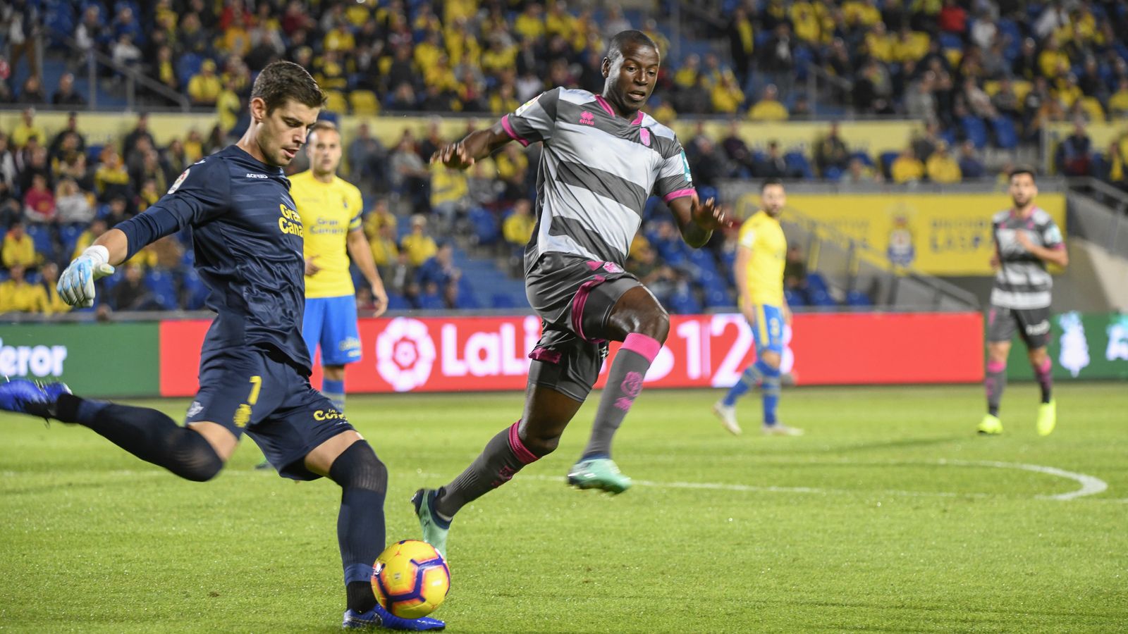 Adrián Ramos presiona a Raúl Fernández en el duelo del Granada CF en Las Palmas.