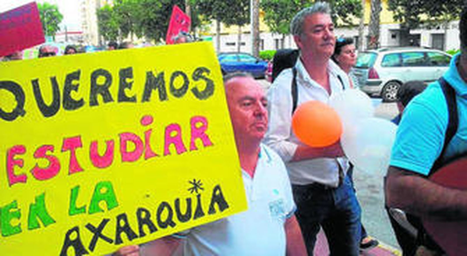 Los manifestantes se movilizaron por las calles de Torre del Mar.