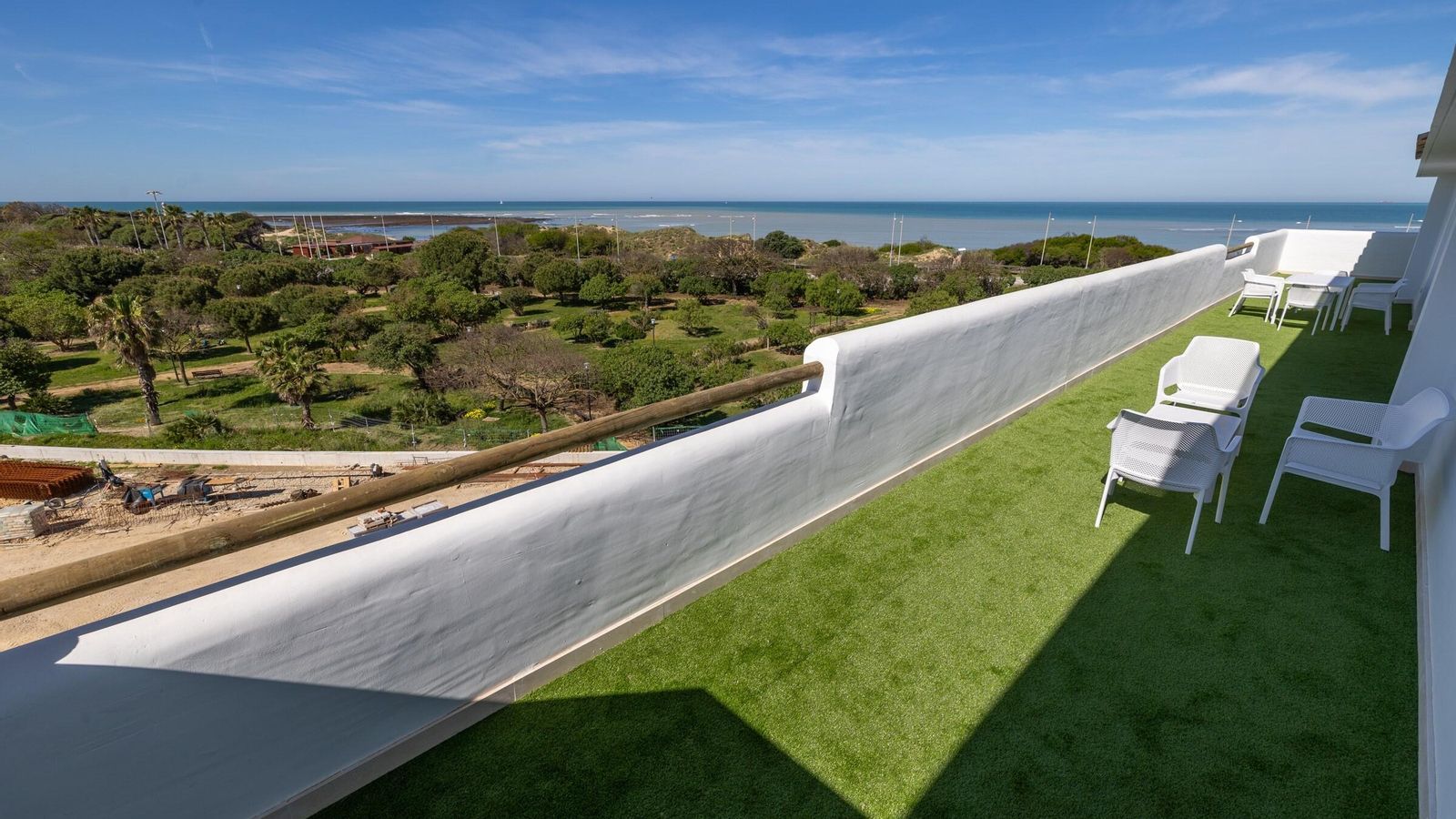 Extensa terraza de uno de los áticos exclusivos.