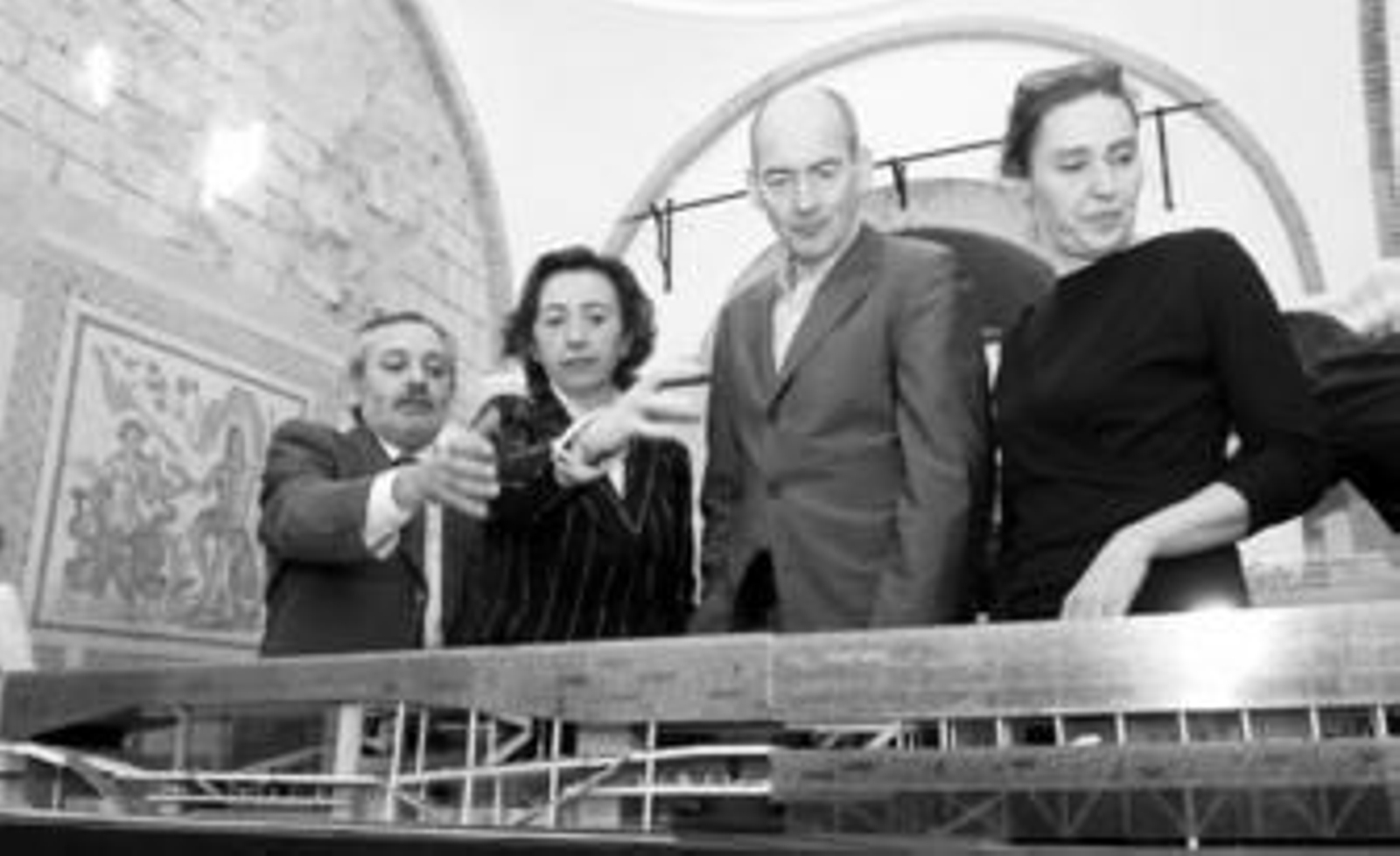 Andrés Ocaña, Rosa Aguilar, Rem Koolhaas y Ellen van Loon, ante la maqueta del proyecto definitivo.