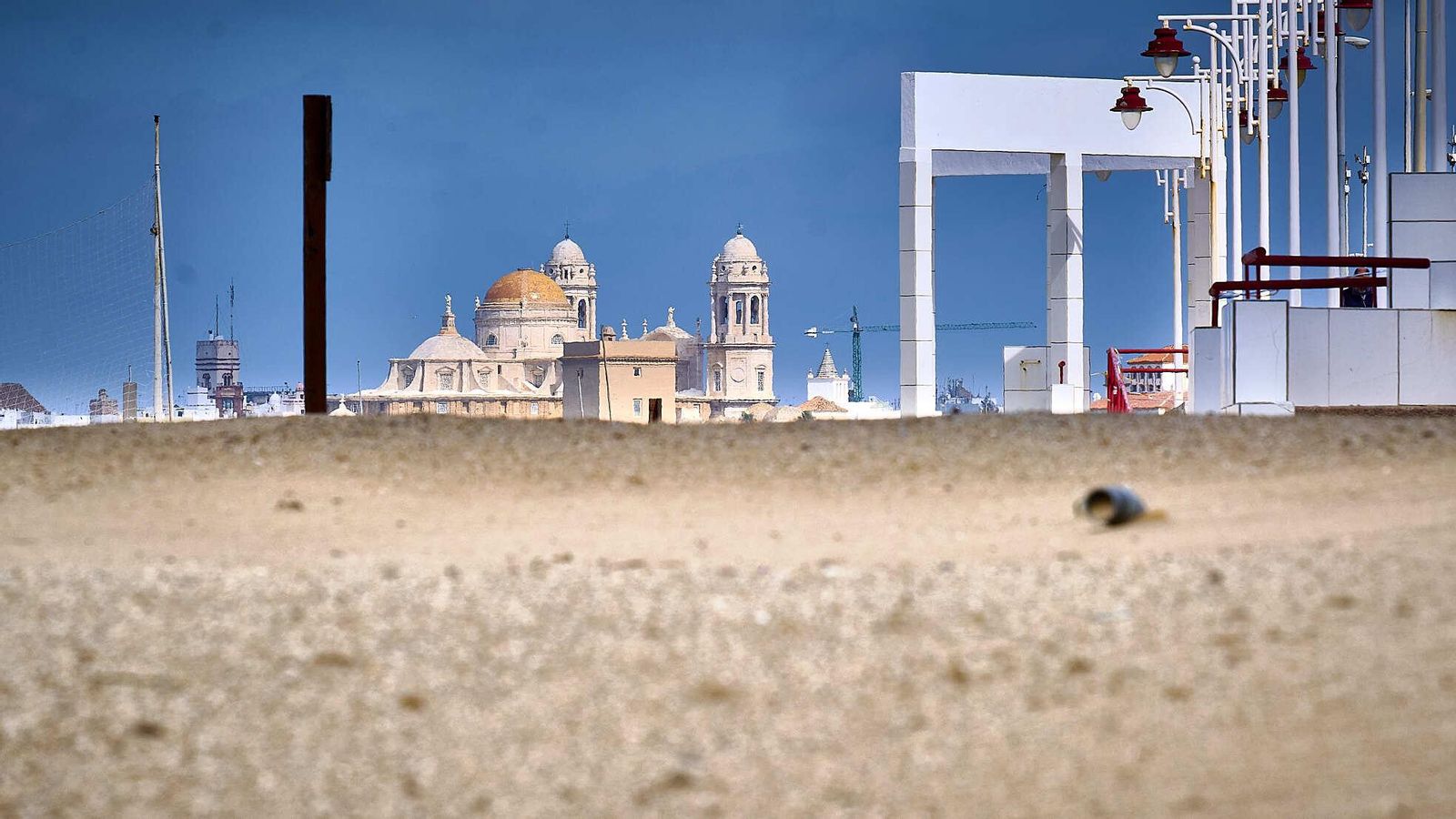 Arena acumulada en la parte alta de la playa de La Victoria a la altura del antiguo cementerio.