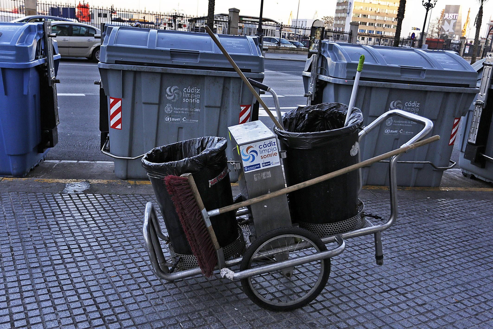 Imagen de archivo de bidones en Cádiz.