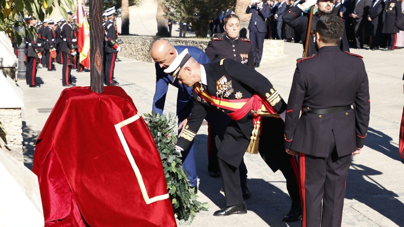 El alcalde y el Comandante General de la Infantería Marina depositando la corona de laurel.