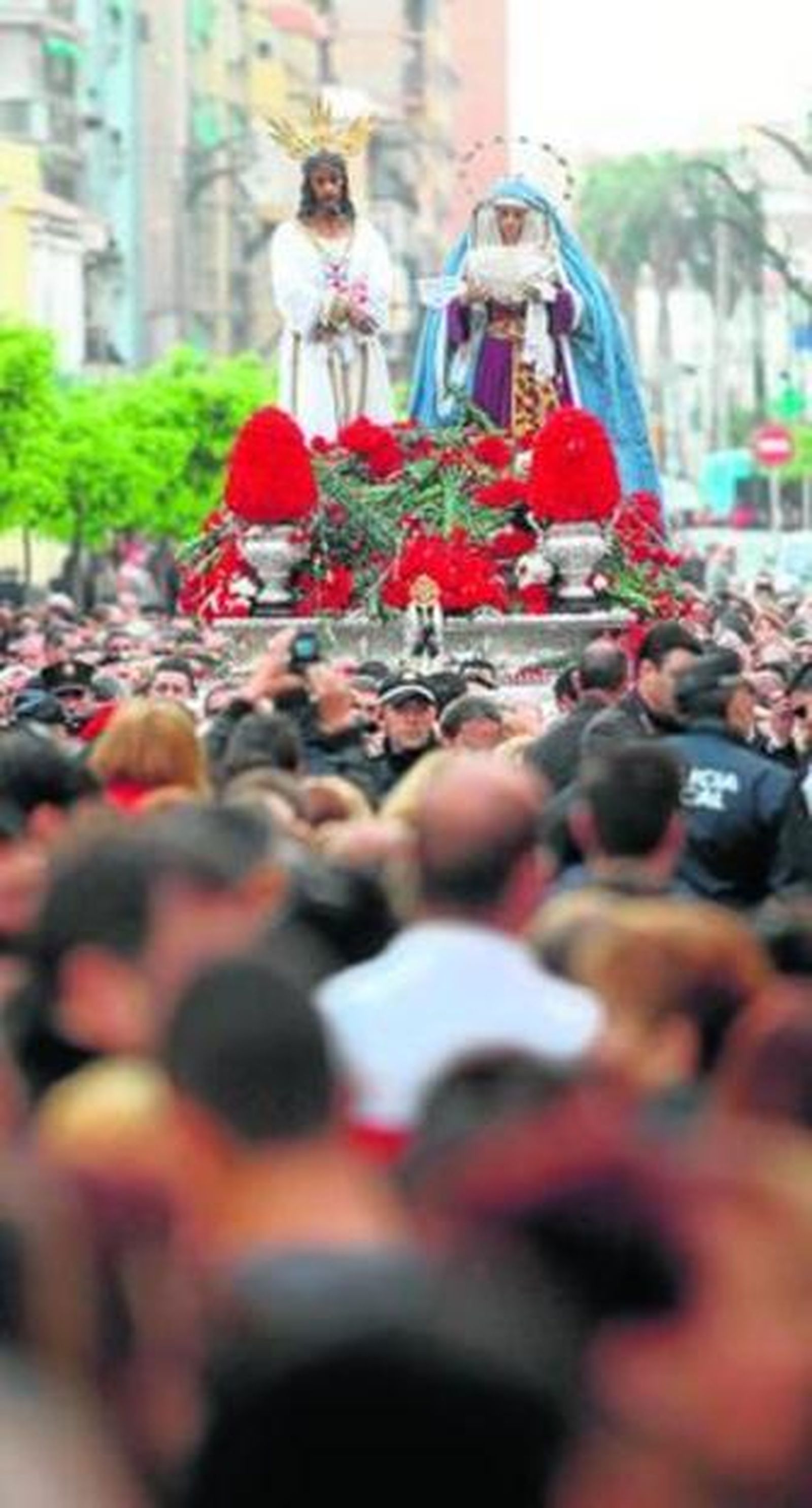 Una multitud presencia el traslado de Jesús Cautivo y la Virgen de la Trinidad Coronada.