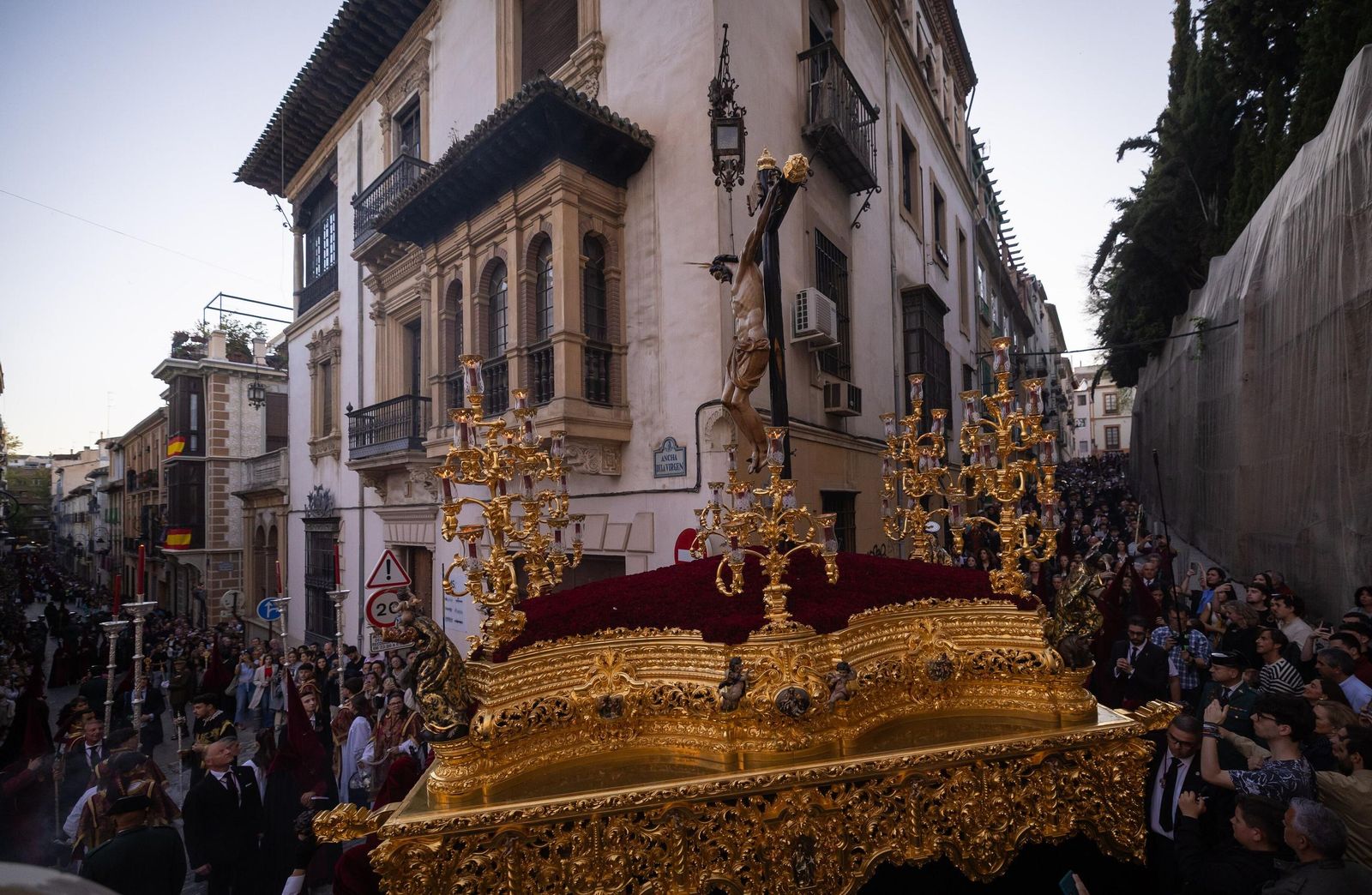 Las mejores fotografías de la Hermandad de los Favores en la Cuesta de Aixa 2025