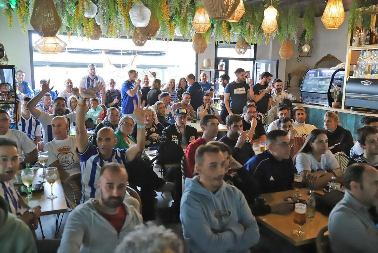 Aficionados del Recre siguiendo el partido con la Segoviana.