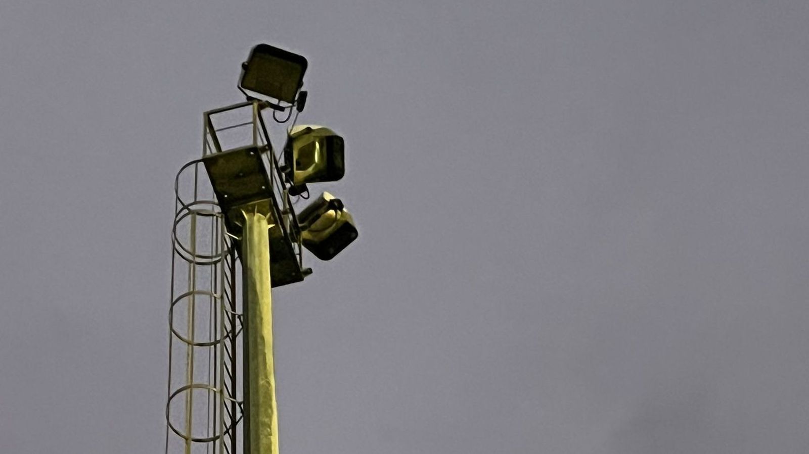 Una de las torres de focos averiadas en las instalaciones de La Menacha.